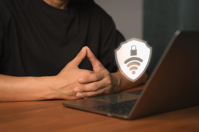 Bouclier de protection illustrant la sécurité d’un réseau Wi-Fi contre les pirates