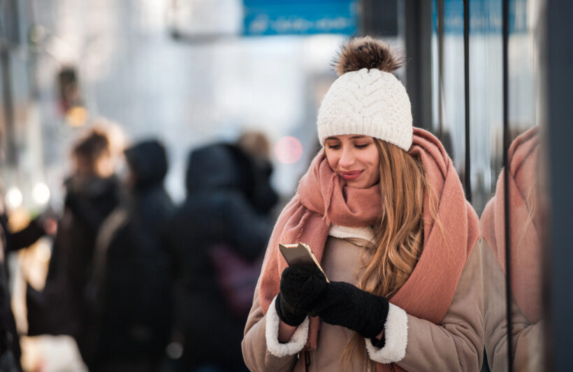 Personne connectée à un réseau Wi-Fi public dans un lieu partagé