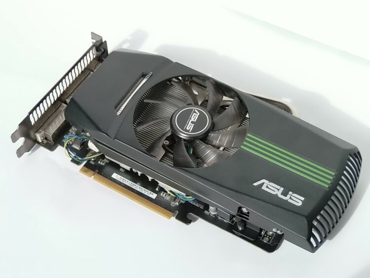Carte graphique ASUS installée dans un PC de bureau, concernée par la hausse des prix