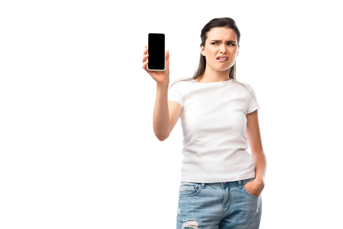 iPhone bloqué sur un écran noir posé sur une table