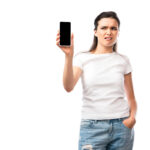 iPhone bloqué sur un écran noir posé sur une table