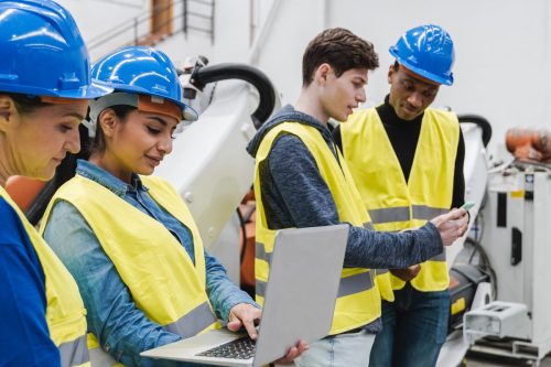 Découvrez comment la robotisation industrielle booste la productivité et l'innovation dans le secteur manufacturier. Explorez les dernières avancées.