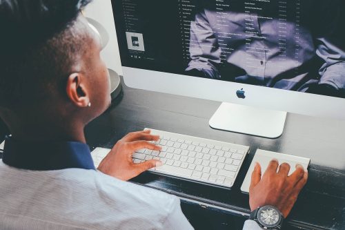 Explorez les métiers du secteur informatique qui promettent un avenir brillant. Découvrez les compétences requises et les opportunités offertes par ces professions en pleine expansion.
