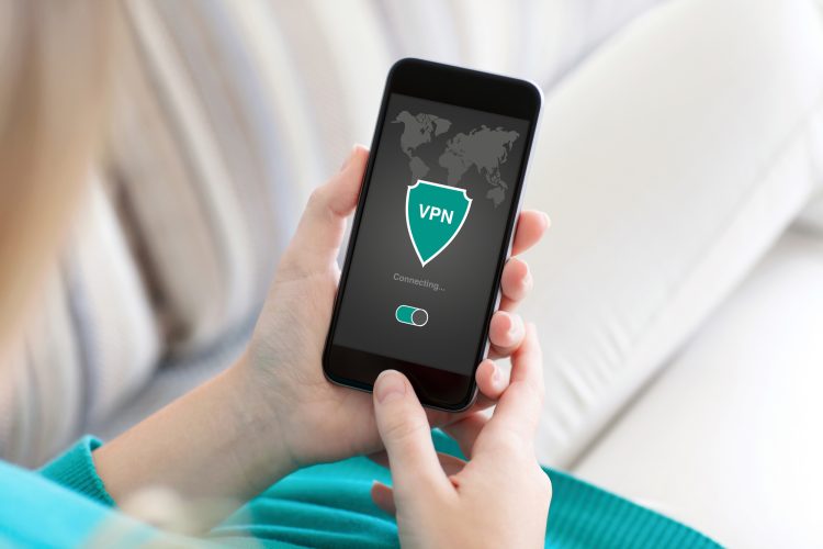 une femme utilisant un VPN pour changer sa localisation dans Tinder