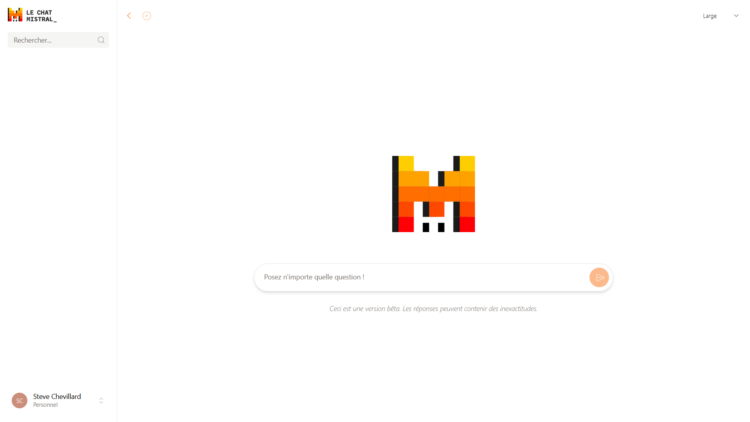 Interface du chat Mistral AI inspirée de celle de ChatGPT, avec champ de saisie et historique des conversations