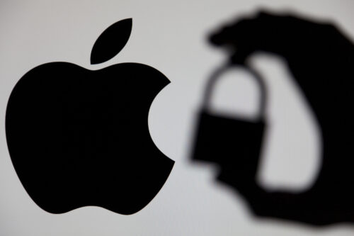 Cadenas posé sur un MacBook illustrant les bonnes pratiques pour protéger son Mac contre les menaces en ligne