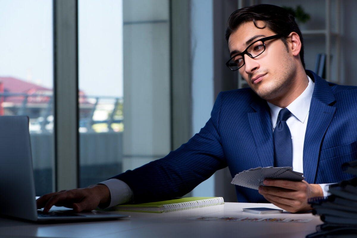 Un joueur de cartes en ligne jouant à son bureau