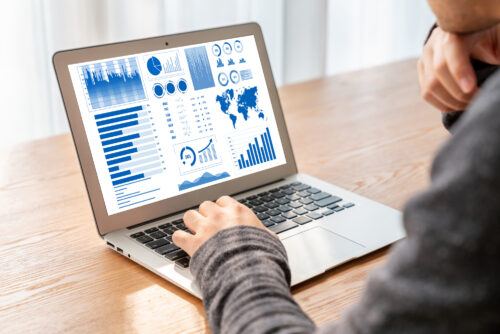 Le métier de Data Analyst : définition, formation, salaire, carrière. Découvrez comment le data analyst transforme et optimise le traitement des données modernes pour des insights précis.