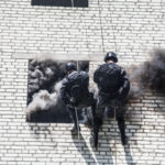 découvrez ce qu'est le swatting, ses dangers et les sanctions en france. apprenez comment cette pratique de fausse alerte mobilise les forces de l'ordre.