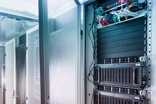 Découvrez ce qu'est une unité rack serveur et pourquoi elle est essentielle pour optimiser l'espace et la gestion de vos serveurs