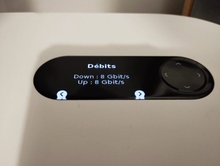 Écran tactile de la Freebox Ultra affichant le débit en temps réel
