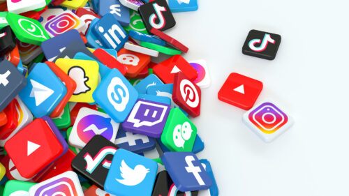 Découvrez comment un VPN peut protéger votre vie privée sur les réseaux sociaux. Apprenez à éviter le suivi, les restrictions géographiques et les risques de sécurité avec Surfshark.