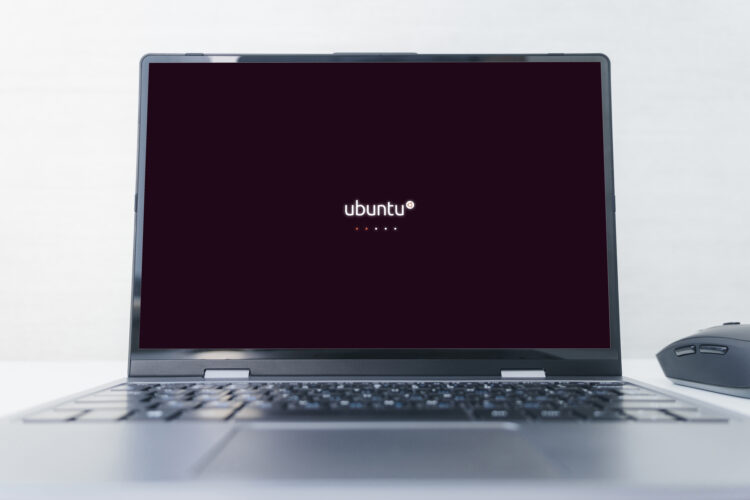 Ordinateur portable affichant le bureau d'Ubuntu, une distribution Linux