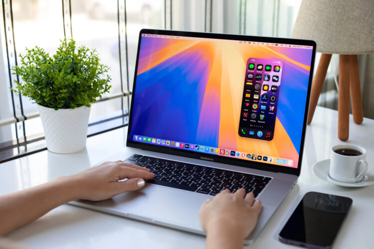 Ordinateur Apple affichant le bureau de macOS