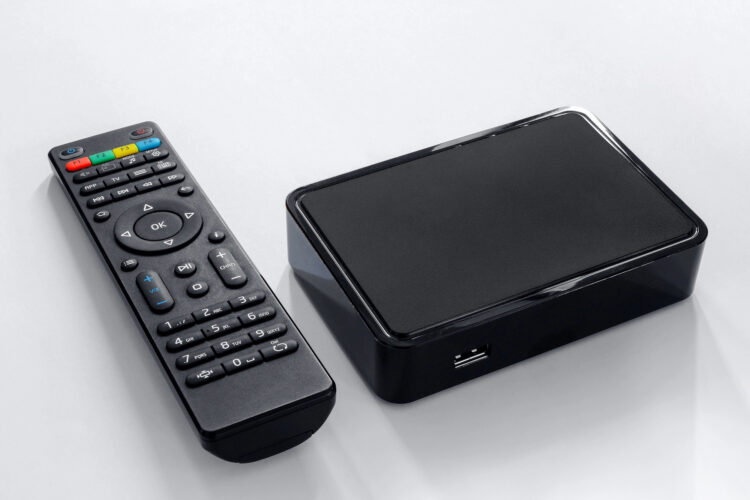 Un exemple de boitier IPTV accompagné de se télécommande