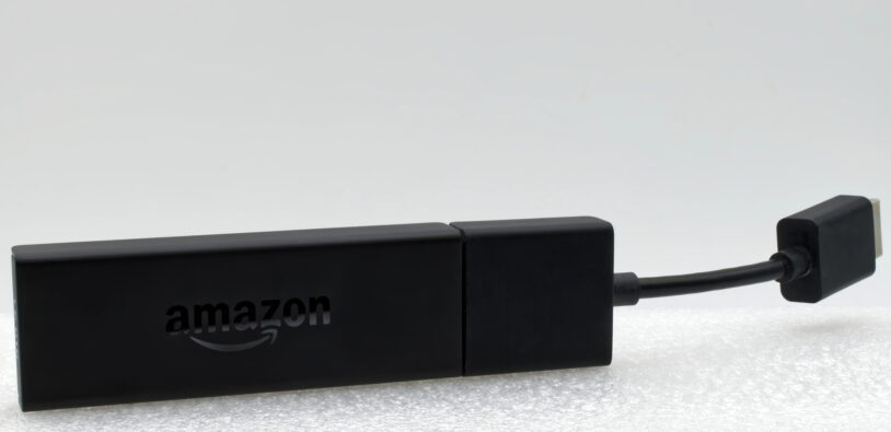 Clé Amazon Fire TV Stick branchée sur un téléviseur, pour illustrer le choix d'un VPN Firestick