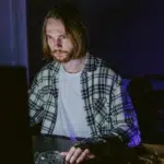 découvrez les équipements essentiels pour optimiser votre bureau de gamer et améliorer votre confort tout en boostant vos performances en jeu