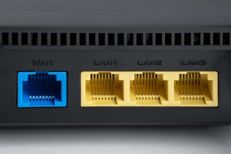 Vue arrière d'un switch réseau avec ses ports Ethernet