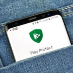 Écran Google Play Protect affichant le statut de protection sur un smartphone Android