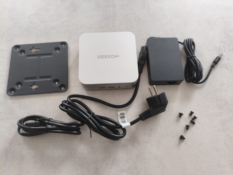 Contenu de la boite du mini PC Geekom A6