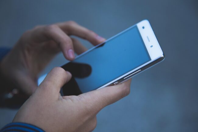 Comprenez les différences clés entre les forfaits mobiles prépayés et postpayés. Maîtrisez le budget, l'engagement et les avantages pour faire le bon choix.