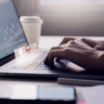 Découvrez comment choisir le meilleur gestionnaire de mots de passe. Comparez les fonctionnalités, la sécurité et les options gratuites ou payantes.