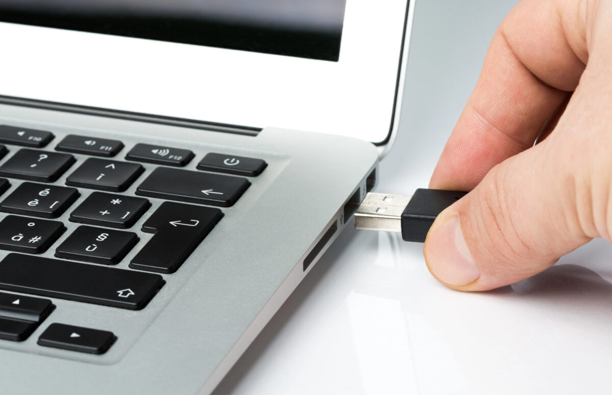 Tutoriel en images et pas à pas pour apprendre à débloquer une clé USB protégée en écriture qui est impossible à formater.