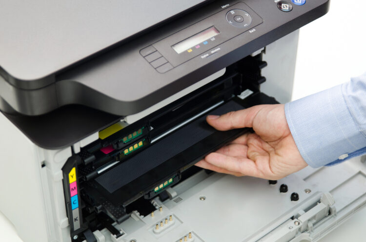changement d'un toner d'une imprimante laser couleur