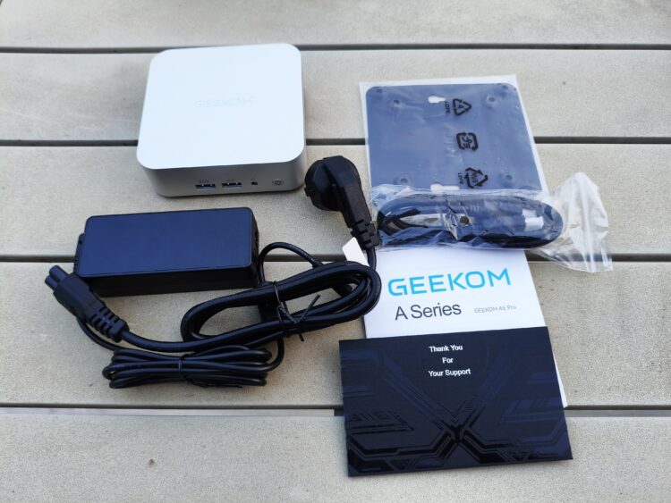 Contenu de la boite du mini PC Quelques uns des ports disponibles sur le Geekom A5 Pro