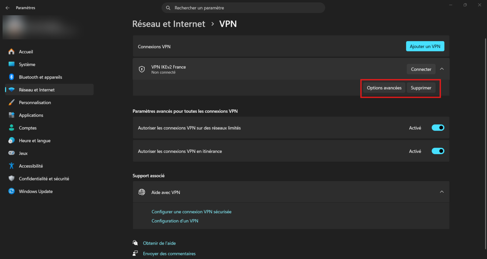Connexion VPN dépliée dans les Paramètres de Windows 11 avec les boutons Options avancées et Supprimer