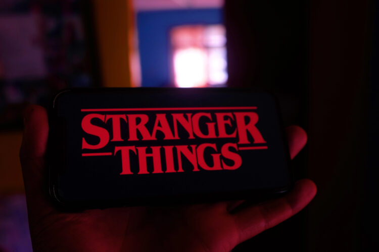 Stranger Things joue avec la nostalgie des années 80 tout en offrant une histoire captivante
