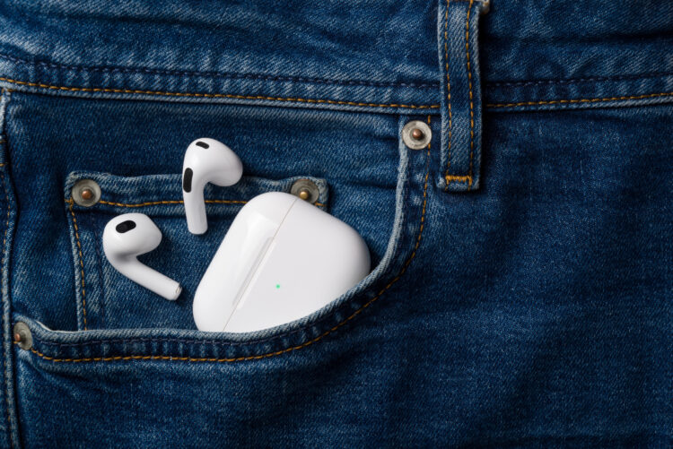 Airpods défectueux sortant de la poche d'un jean