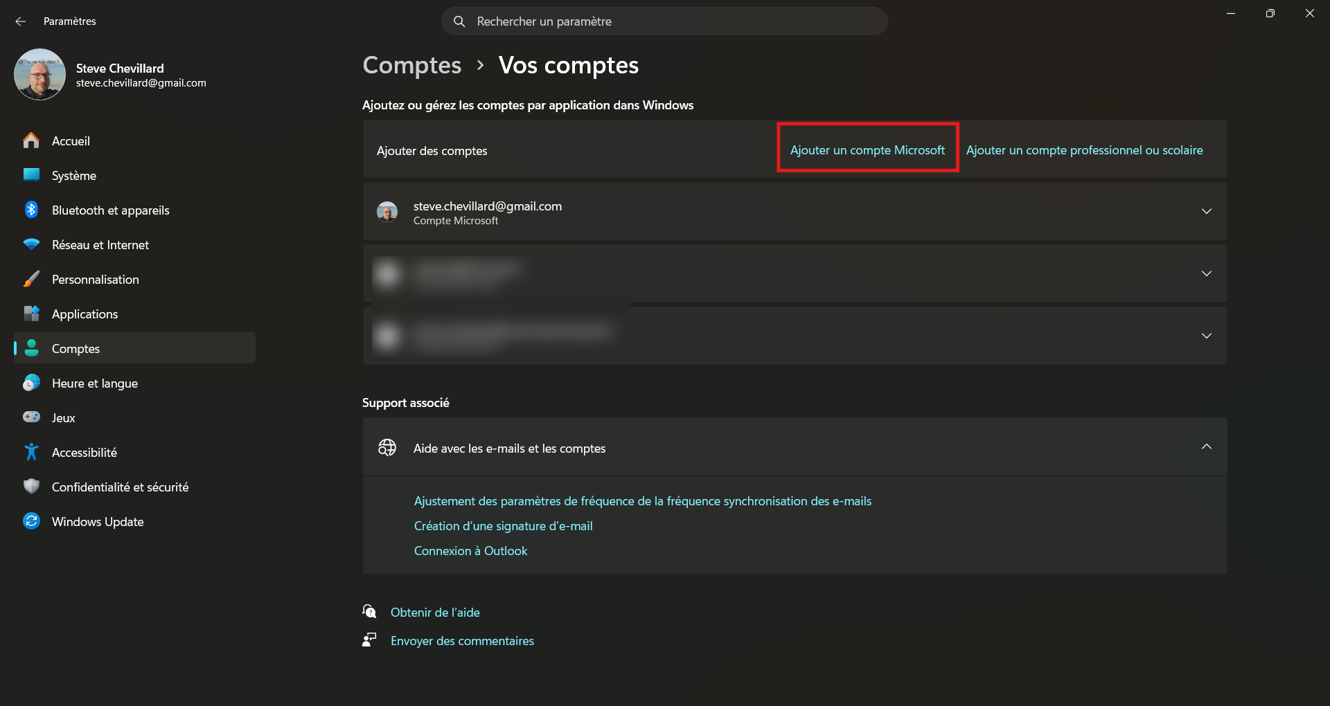 Page Vos comptes de Windows 11 avec le lien Ajouter un compte Microsoft encadré en rouge pour ajouter un compte utilisateur