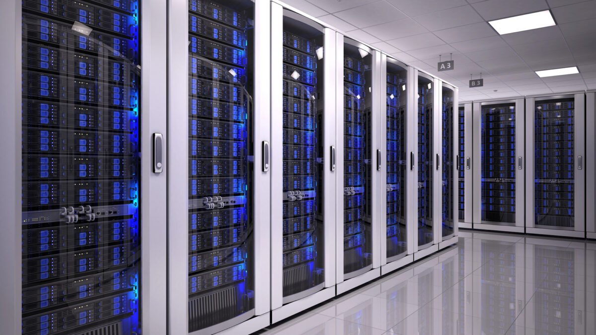 Rangée de serveurs informatiques dans un datacenter