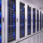 Rangée de serveurs informatiques dans un datacenter