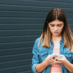 Smartphone affichant une roue de chargement, illustration des causes de lenteur sur téléphone Android et iPhone