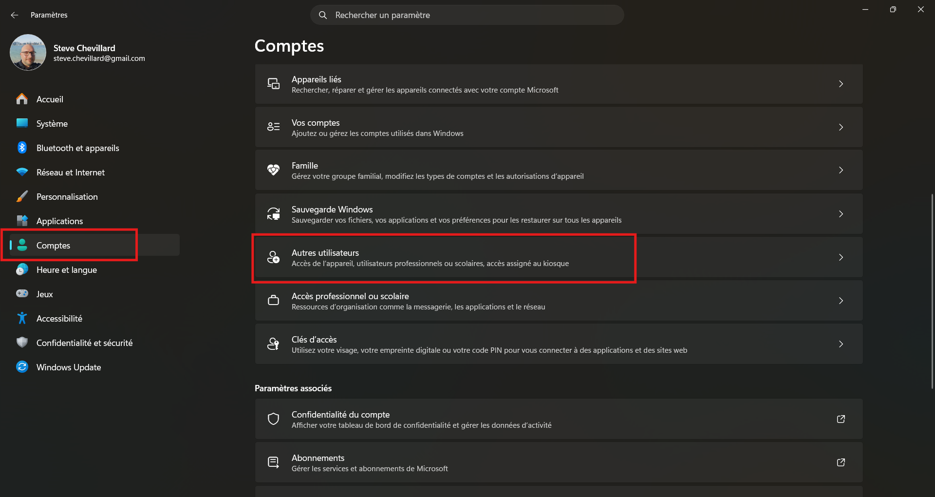 Paramètres de Windows 11 ouverts sur la section Comptes avec la rubrique Autres utilisateurs encadrée en rouge