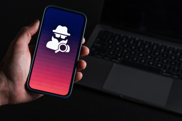Espionner un téléphone : ce qui marche, ce qui est légal, et comment se protéger