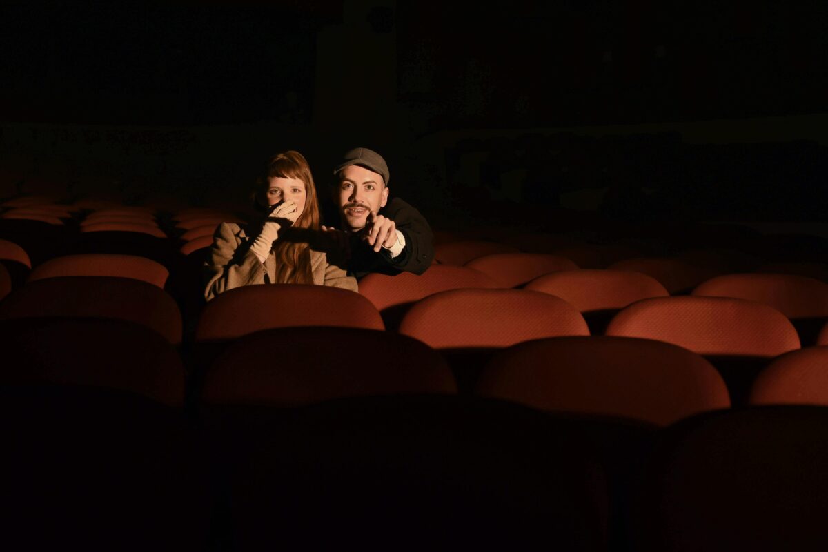 Salle de cinéma privée aménagée dans une maison avec fauteuils confortables et grand écran