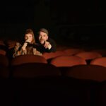 Salle de cinéma privée aménagée dans une maison avec fauteuils confortables et grand écran