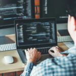 Développeur web au travail sur son code, compétences essentielles à l'ère de l'intelligence artificielle