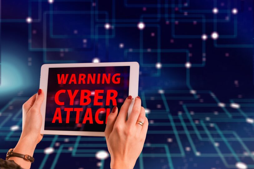 Alerte de cyberattaque affichée sur une tablette, un sinistre déclencheur du plan de reprise d'activité
