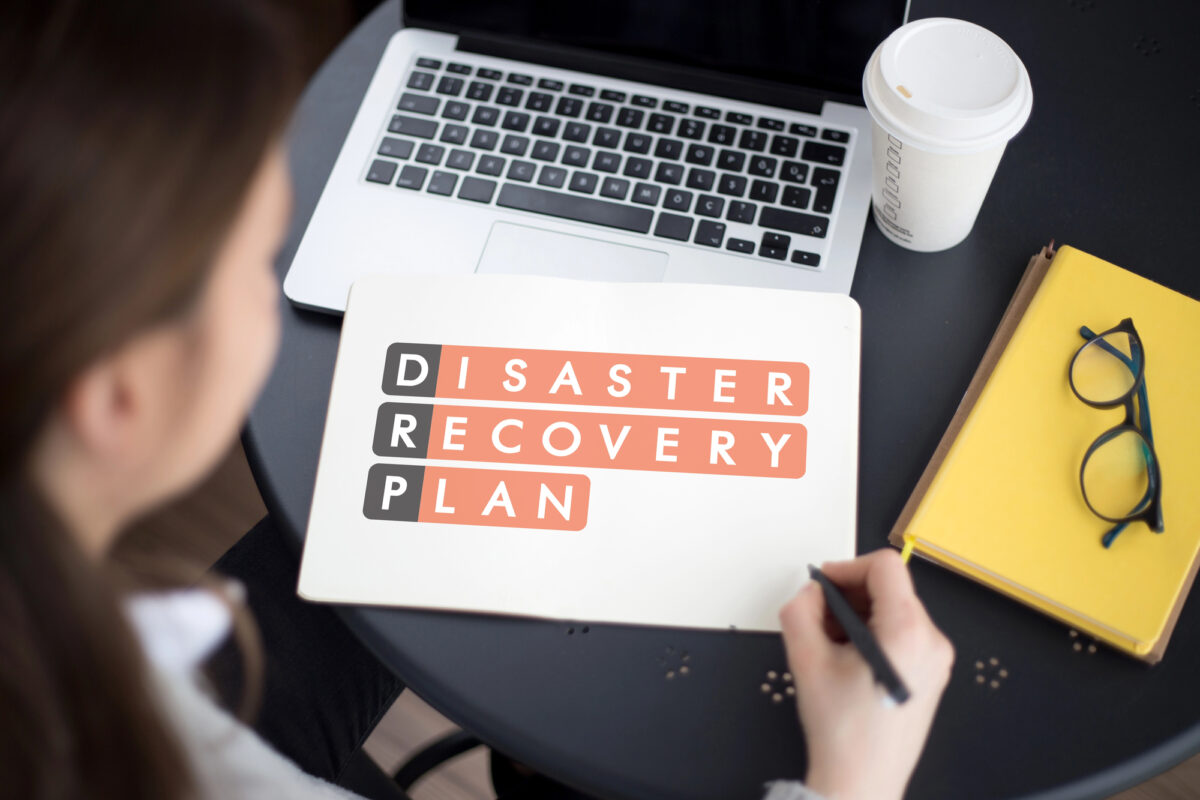 Rédaction d'un plan de reprise d'activité (disaster recovery plan) sur un bureau avec ordinateur portable