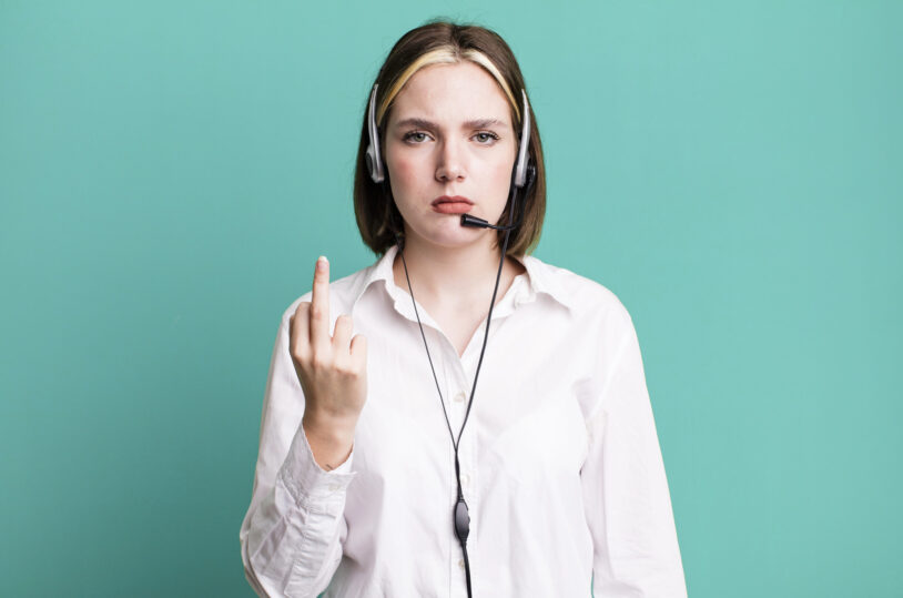 Téléopérateur avec casque passant un appel de démarchage téléphonique commercial
