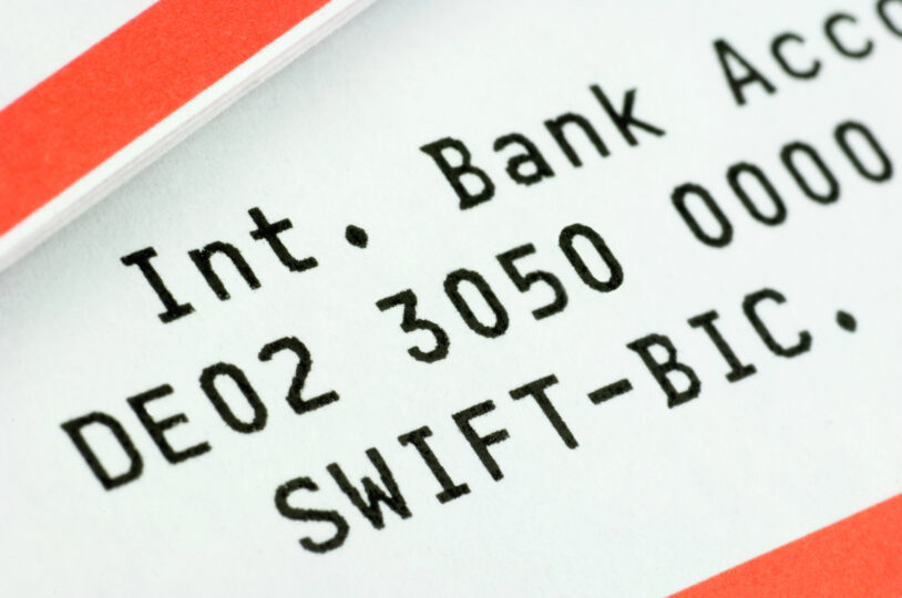 Gros plan sur un relevé bancaire papier affichant un IBAN international et son code SWIFT-BIC