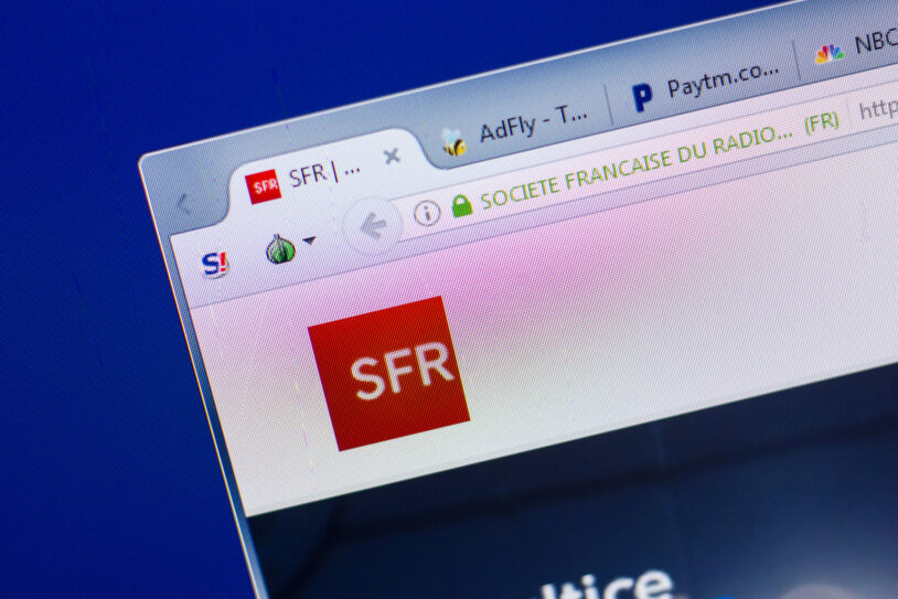 Site web SFR affiché sur l'écran d'un ordinateur, illustration de la fuite de données des clients fibre