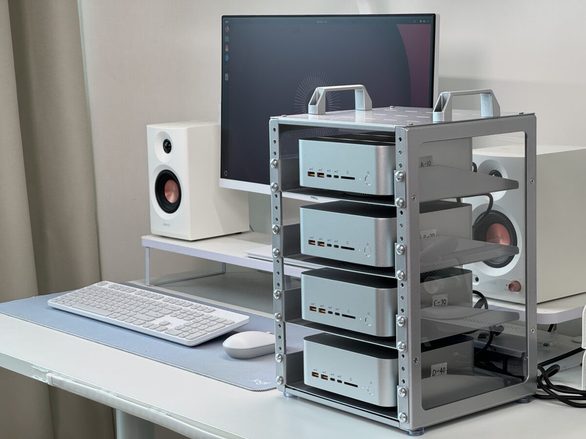 Cluster de quatre mini PC GEEKOM A9 Mega reliés en USB4 à l'IFA 2026 de Berlin