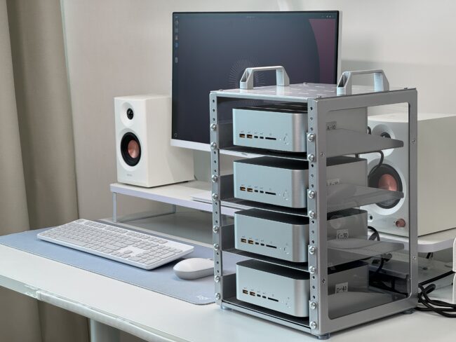 Cluster de quatre mini PC GEEKOM A9 Mega reliés en USB4 à l'IFA 2026 de Berlin