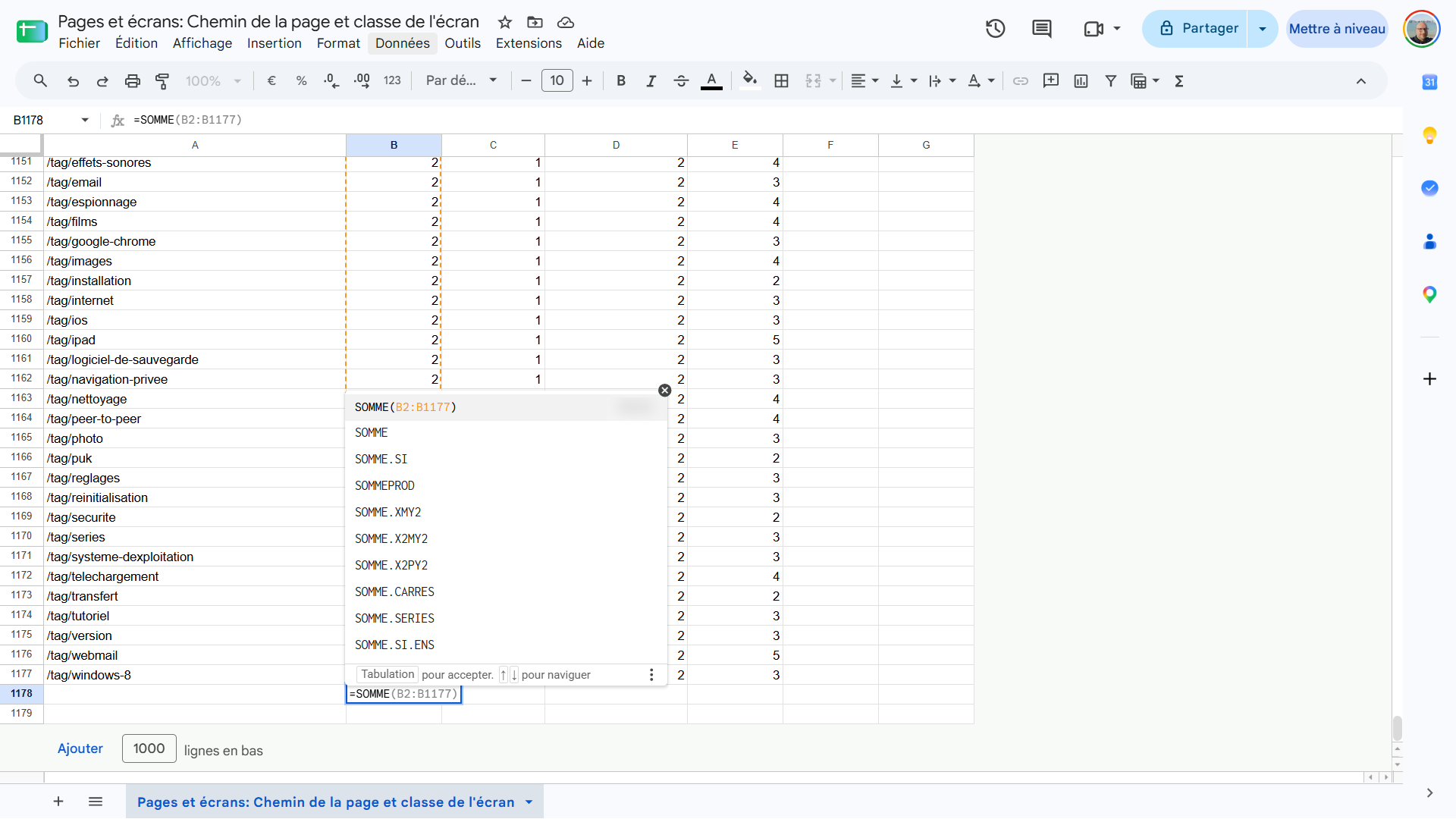 Saisie de la formule SOMME dans Google Sheets avec l'aide contextuelle et l'aperçu du résultat