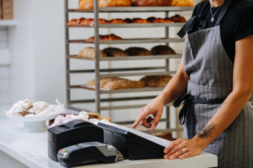 Prise de commande sur le logiciel de caisse d’une boulangerie, à côté du terminal de paiement